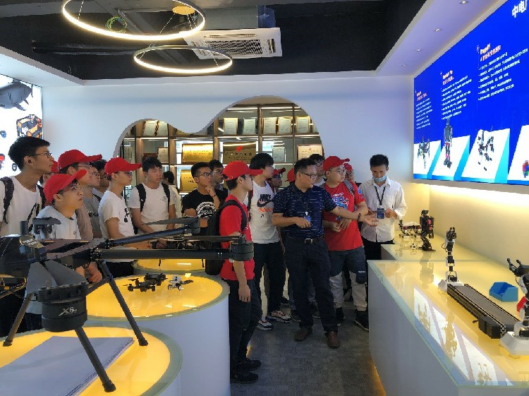 桂林電子科技大學(xué)機(jī)電工程學(xué)院丁暢、淮旭鴿老師攜機(jī)械電子工程專業(yè)2017級學(xué)生前來公司參觀學(xué)習(xí)